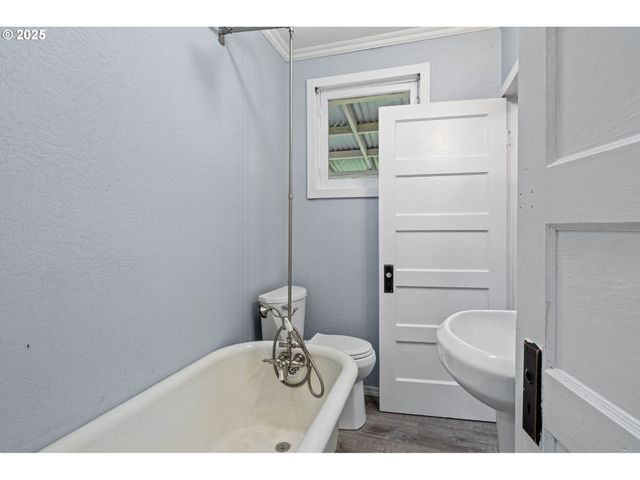 221 S 11TH St, Cottage Grove, OR 97424