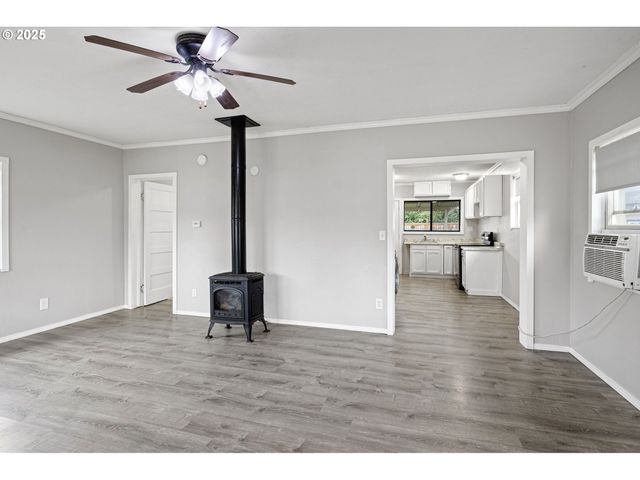 221 S 11TH St, Cottage Grove, OR 97424