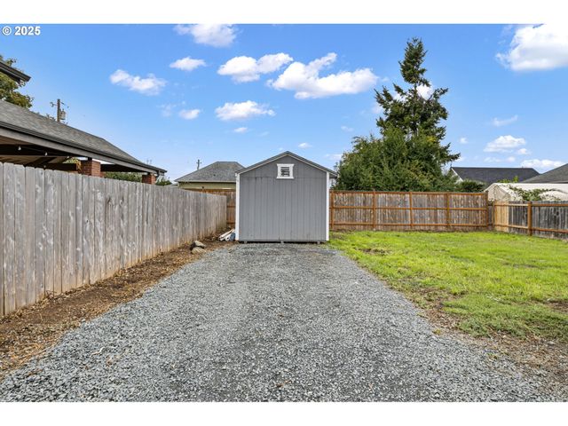 221 S 11TH St, Cottage Grove, OR 97424