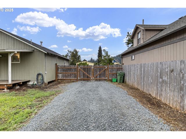 221 S 11TH St, Cottage Grove, OR 97424