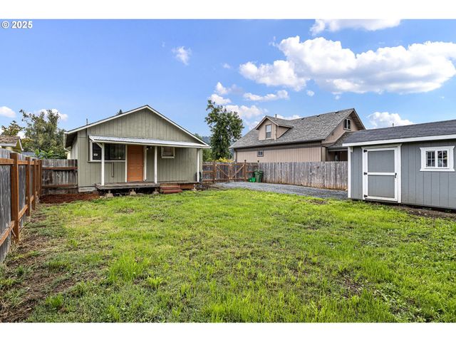 221 S 11TH St, Cottage Grove, OR 97424