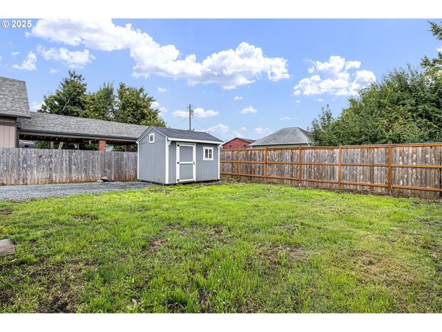 221 S 11TH St, Cottage Grove, OR 97424