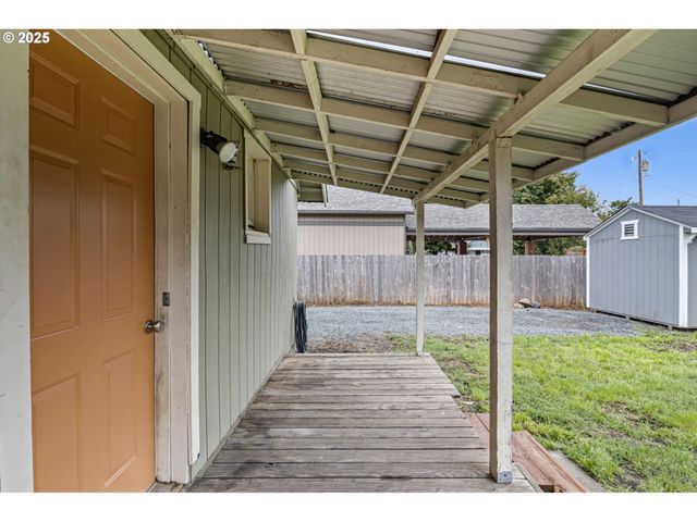 221 S 11TH St, Cottage Grove, OR 97424