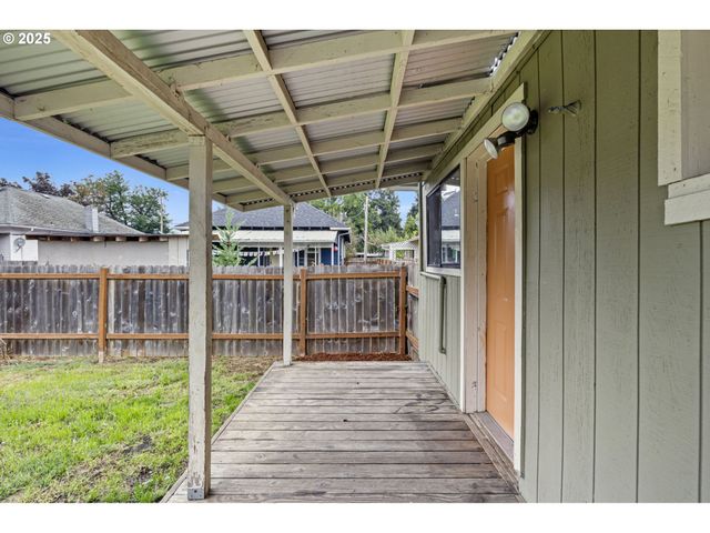 221 S 11TH St, Cottage Grove, OR 97424