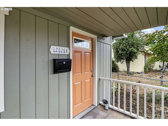 221 S 11TH St, Cottage Grove, OR 97424