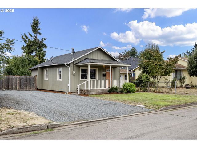 221 S 11TH St, Cottage Grove, OR 97424