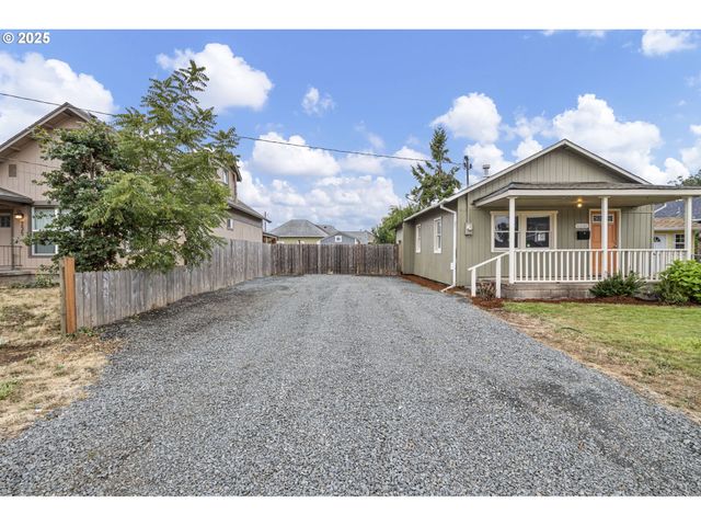 221 S 11TH St, Cottage Grove, OR 97424