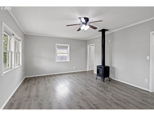 221 S 11TH St, Cottage Grove, OR 97424