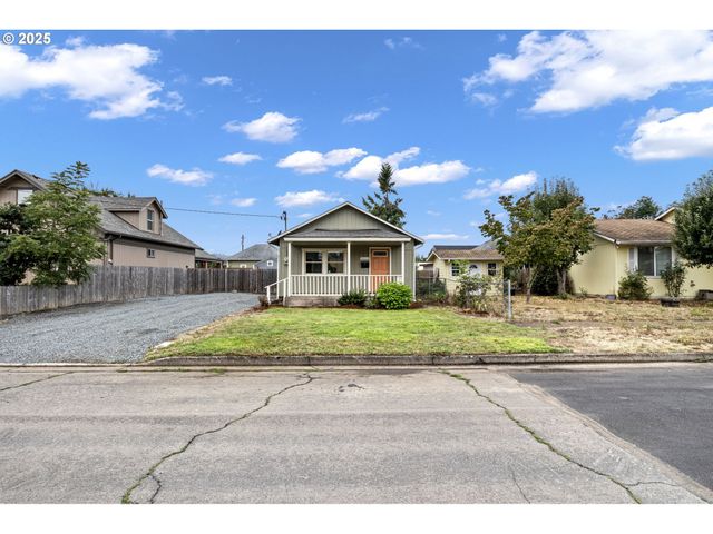 221 S 11TH St, Cottage Grove, OR 97424