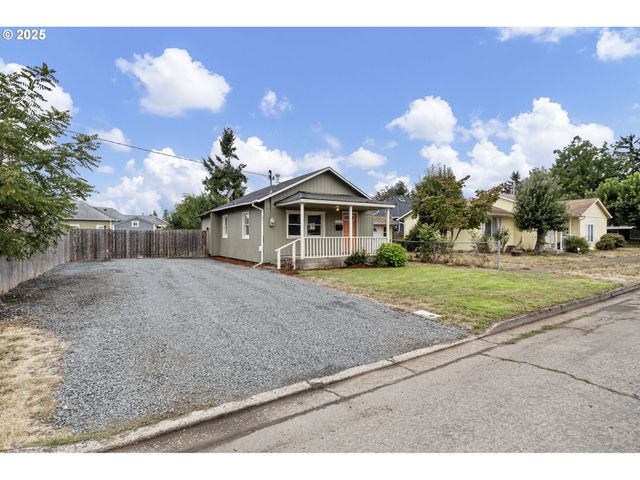 221 S 11TH St, Cottage Grove, OR 97424