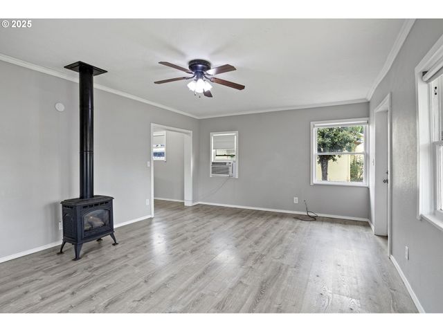 221 S 11TH St, Cottage Grove, OR 97424