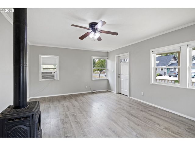 221 S 11TH St, Cottage Grove, OR 97424