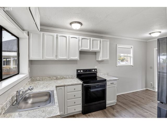 221 S 11TH St, Cottage Grove, OR 97424