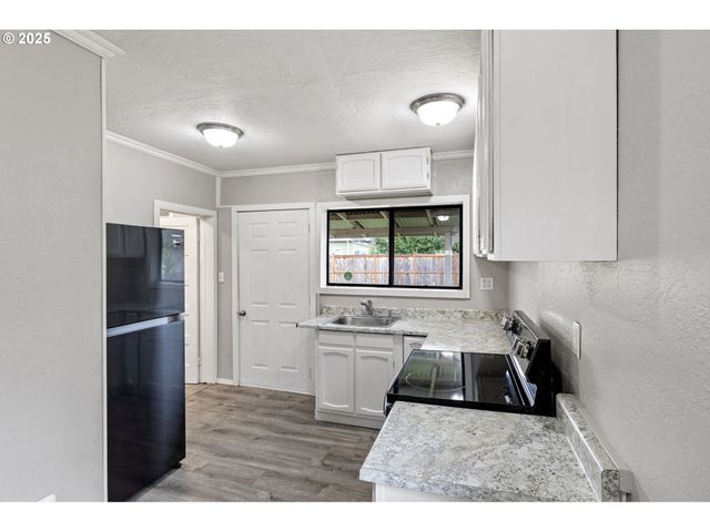 221 S 11TH St, Cottage Grove, OR 97424