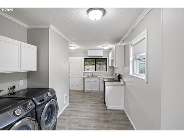 221 S 11TH St, Cottage Grove, OR 97424