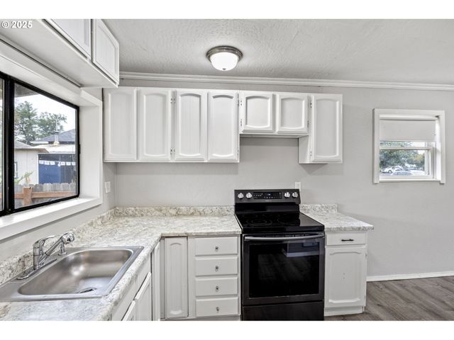 221 S 11TH St, Cottage Grove, OR 97424