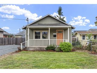 221 S 11TH St, Cottage Grove, OR 97424