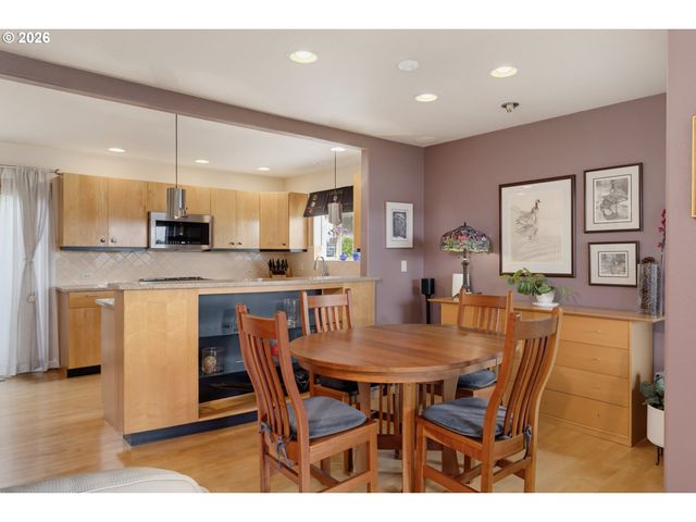 230 N HAYDEN BAY Dr, Portland, OR 97217