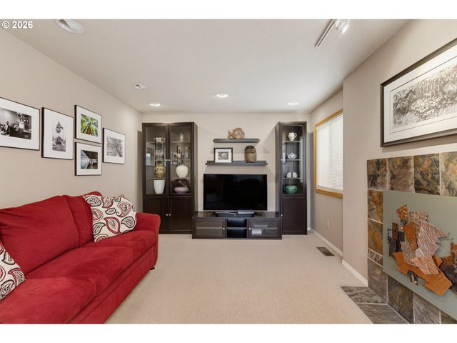 230 N HAYDEN BAY Dr, Portland, OR 97217