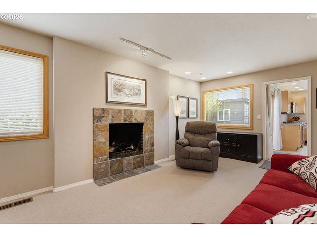 230 N HAYDEN BAY Dr, Portland, OR 97217