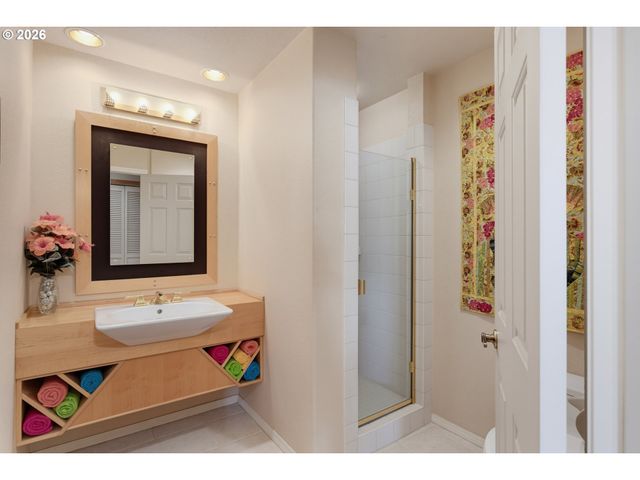 230 N HAYDEN BAY Dr, Portland, OR 97217
