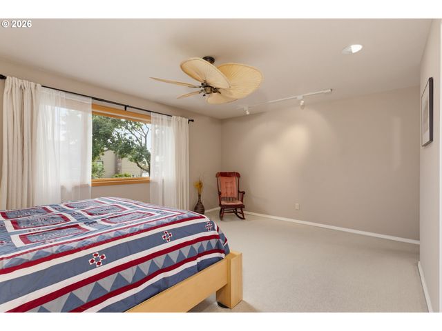 230 N HAYDEN BAY Dr, Portland, OR 97217