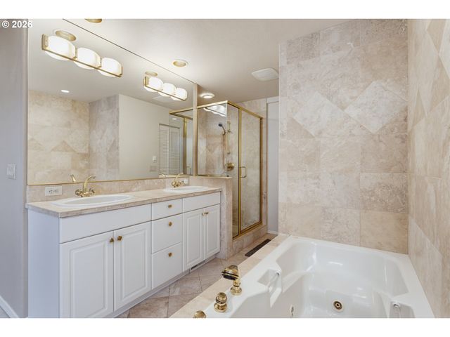 230 N HAYDEN BAY Dr, Portland, OR 97217