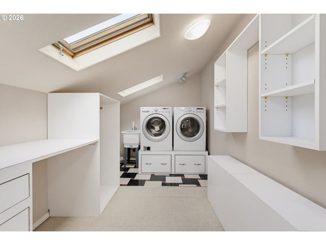 230 N HAYDEN BAY Dr, Portland, OR 97217