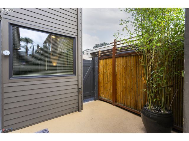 230 N HAYDEN BAY Dr, Portland, OR 97217