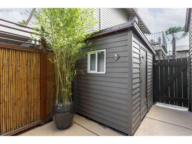 230 N HAYDEN BAY Dr, Portland, OR 97217