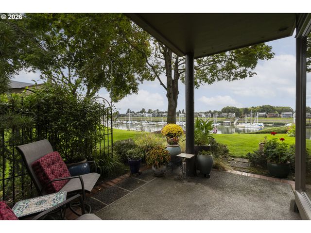 230 N HAYDEN BAY Dr, Portland, OR 97217