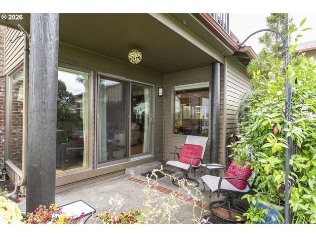 230 N HAYDEN BAY Dr, Portland, OR 97217