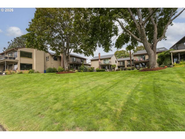230 N HAYDEN BAY Dr, Portland, OR 97217
