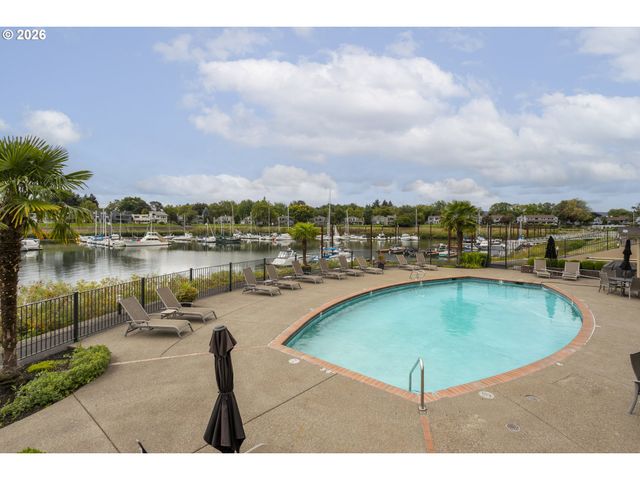 230 N HAYDEN BAY Dr, Portland, OR 97217