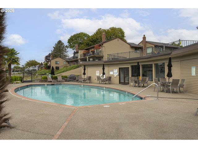 230 N HAYDEN BAY Dr, Portland, OR 97217