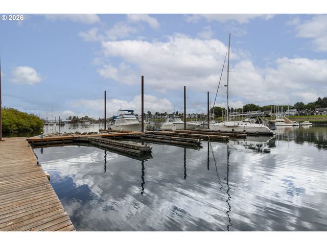 230 N HAYDEN BAY Dr, Portland, OR 97217
