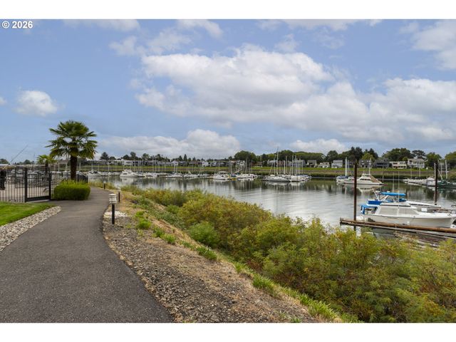 230 N HAYDEN BAY Dr, Portland, OR 97217
