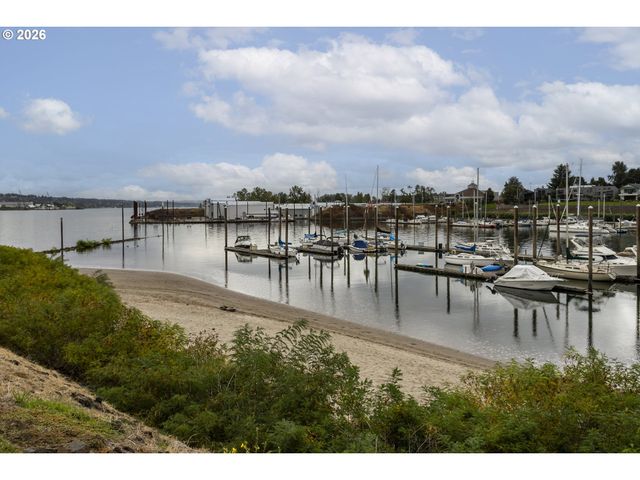 230 N HAYDEN BAY Dr, Portland, OR 97217