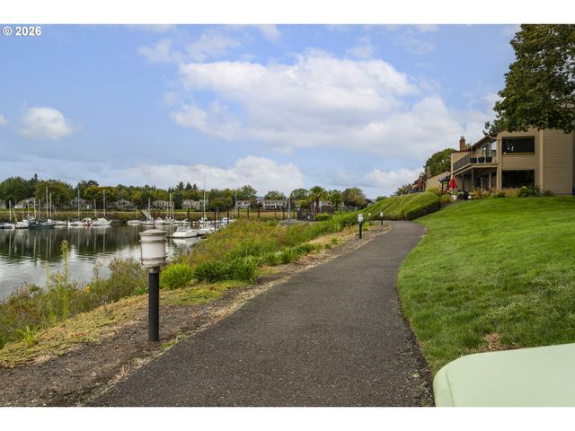 230 N HAYDEN BAY Dr, Portland, OR 97217