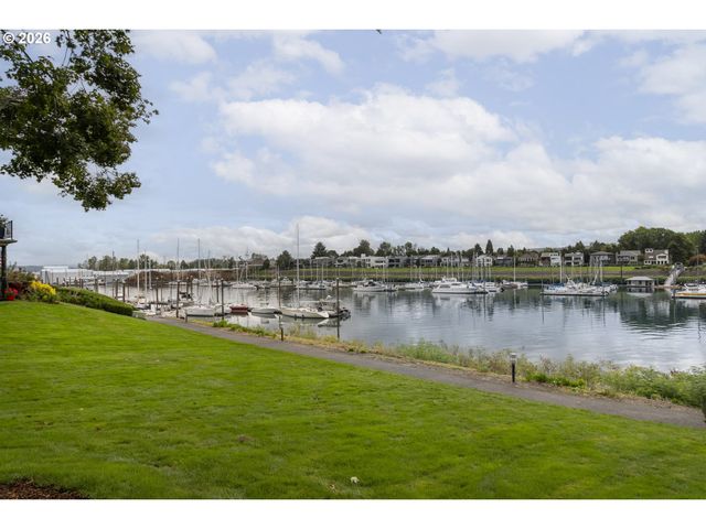 230 N HAYDEN BAY Dr, Portland, OR 97217