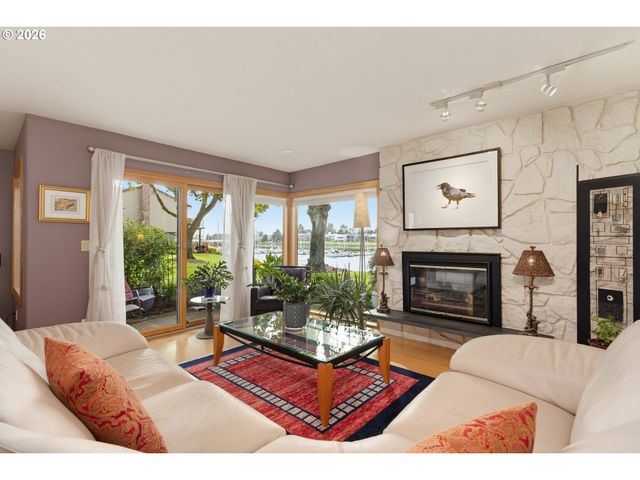 230 N HAYDEN BAY Dr, Portland, OR 97217