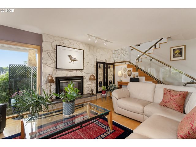230 N HAYDEN BAY Dr, Portland, OR 97217