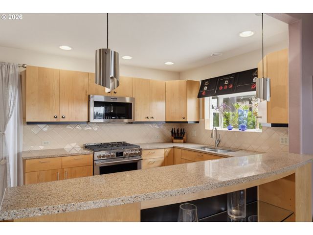 230 N HAYDEN BAY Dr, Portland, OR 97217