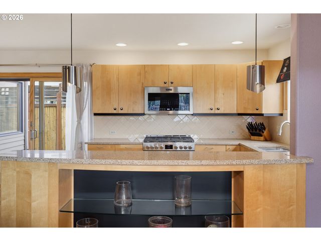 230 N HAYDEN BAY Dr, Portland, OR 97217