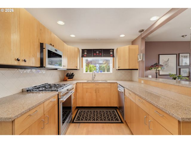 230 N HAYDEN BAY Dr, Portland, OR 97217