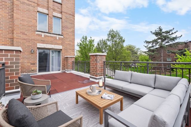 655 PERRIE Drive 206, Elk Grove Village, IL 60007