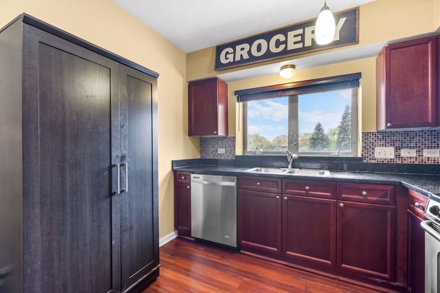 655 PERRIE Drive 206, Elk Grove Village, IL 60007