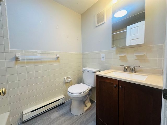 222 School St 4, Walpole, MA 02081