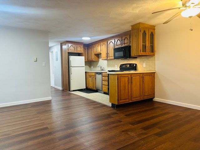 222 School St 4, Walpole, MA 02081