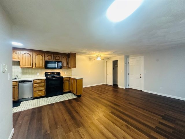 222 School St 4, Walpole, MA 02081